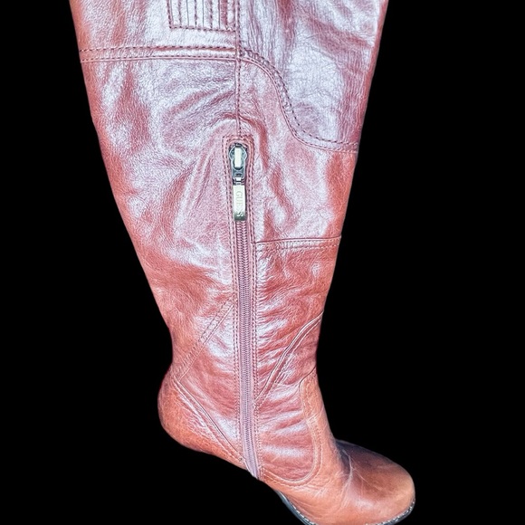 Beautiful GUESS tall leather boots in almost new condition - Picture 5 of 5